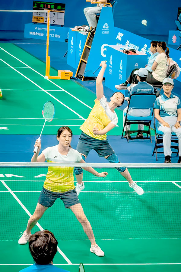 Mandy與隊友出戰C組三場制雙打混合團體賽。二人合作無間，以謀致勝。