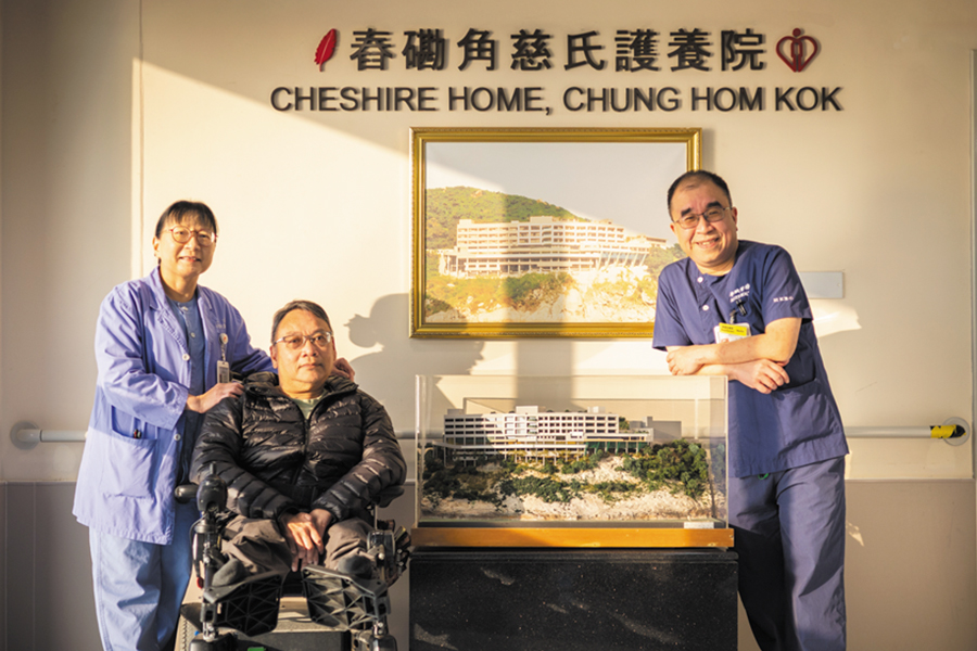 （左起）病房經理高靜雯、院友羅嘉文和駐院物理治療師文子賢，關係親厚如朋友。