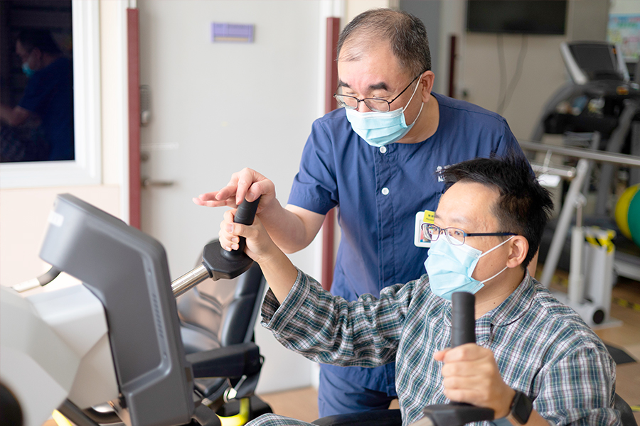 Martin悉心教導病人進行復康練習。