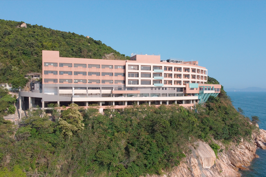 護養院新院靠山臨水而建，在2000年正式開幕，由舊院的90張病床擴建至240張病床。