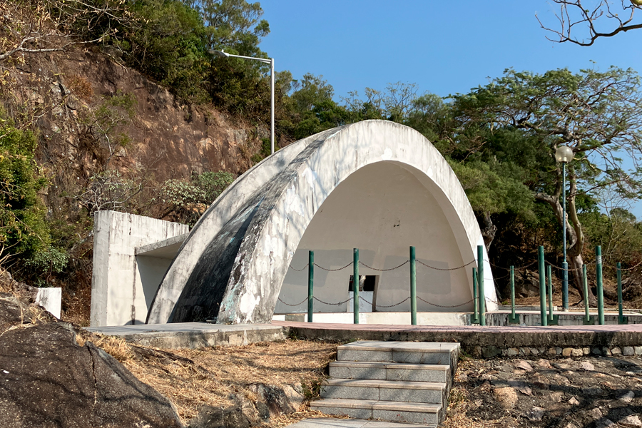 舂坎角公園為炮台的下層，圖中可見半圓形水泥掩護體。