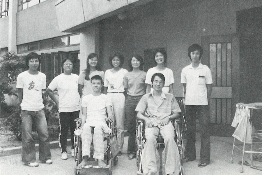 兩位院友（前排）與「營友」於院舍門前合照。