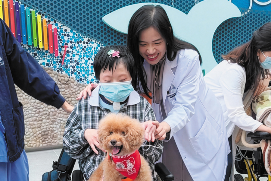復康花園開放首日，多名狗醫生到場探望病童。