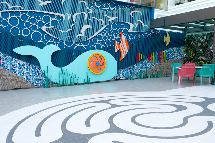 地面設計以禪繞圖案作靈感，病童可沿著路線散步以放鬆心情。