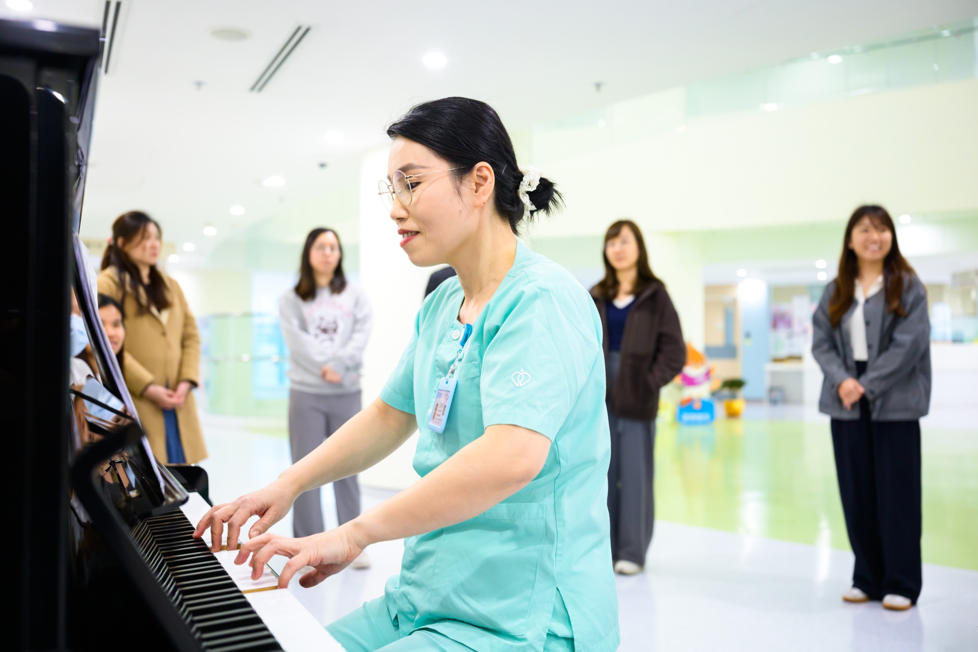 Sally靈活的手指在琴鍵上自在地飛舞,交織出動人的樂章。