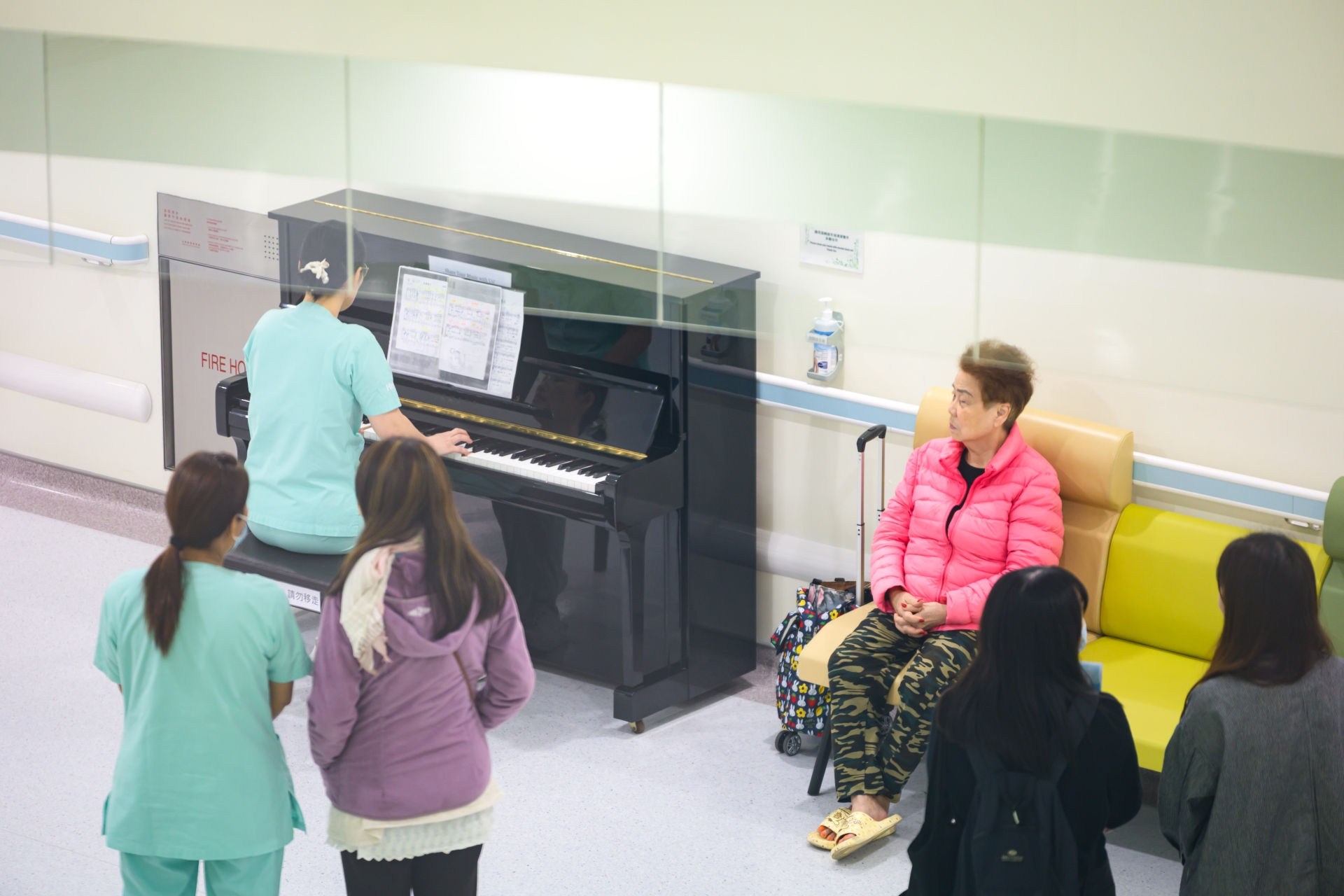 Sally指尖下的旋律溫柔而細膩,扣人心弦。