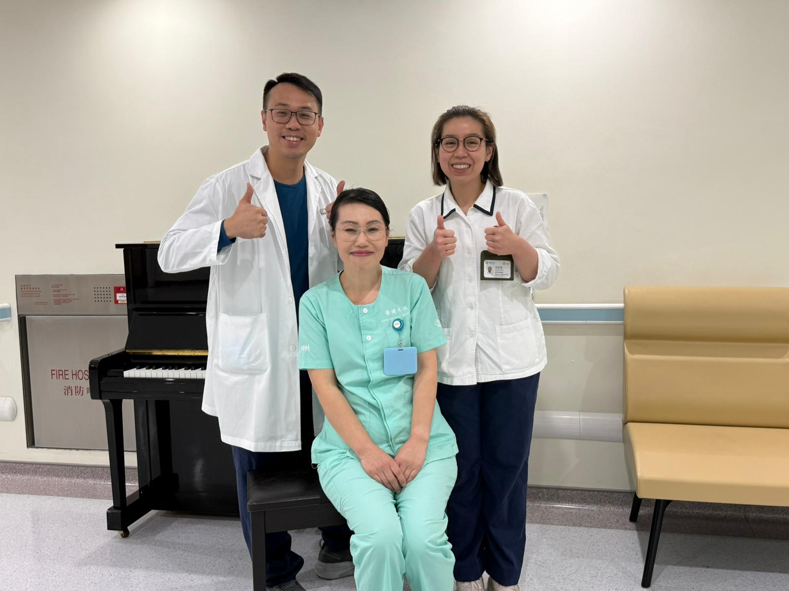 王天照醫生(左)和梁恩慈(右)是Sally音樂路上的支持者。