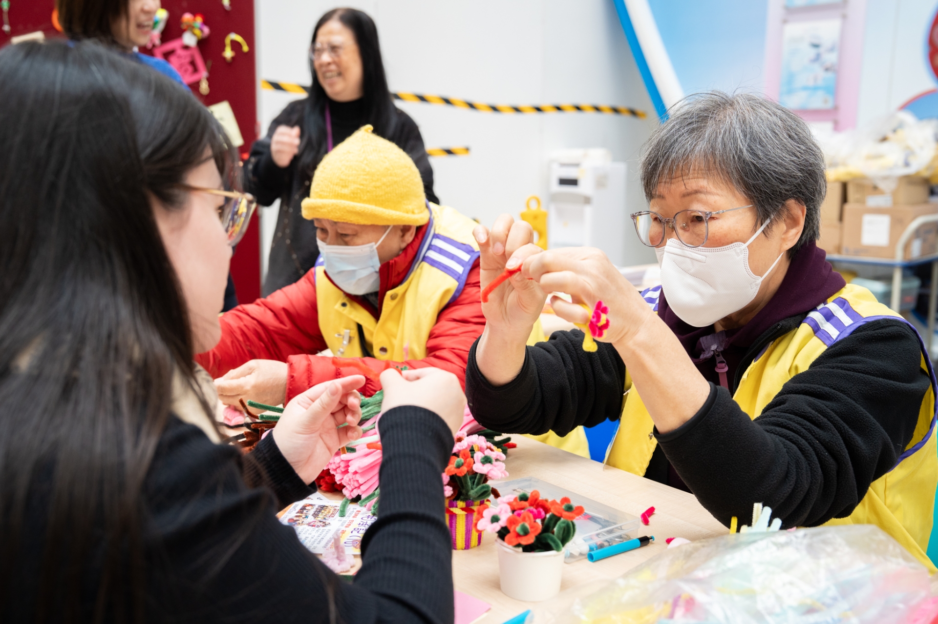 義工在「相承記10」活動中教市民製作毛毛花。