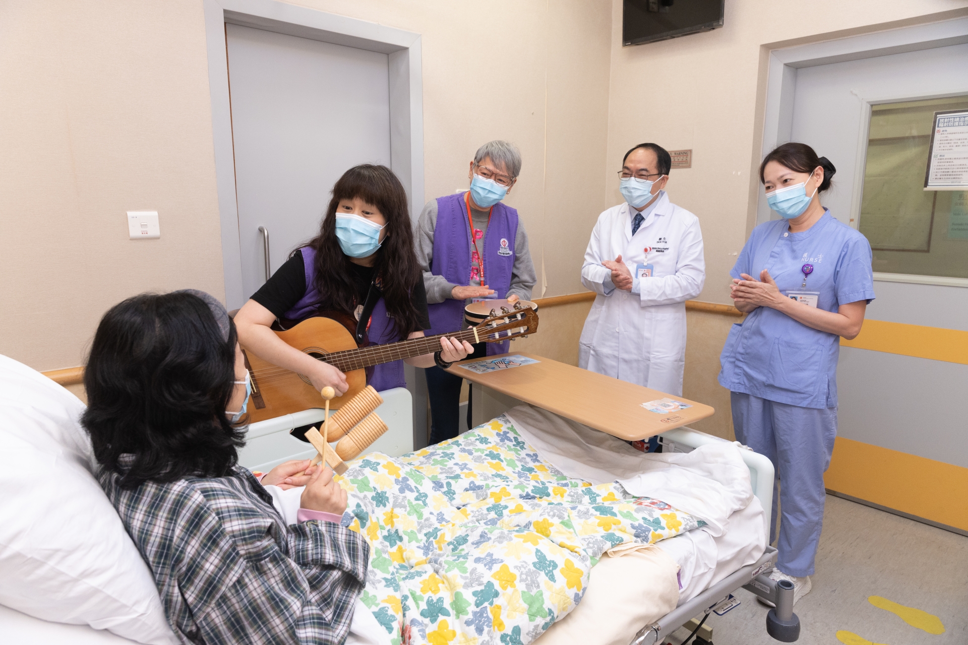 音樂治療師以「音樂良藥」撫慰病人心靈。