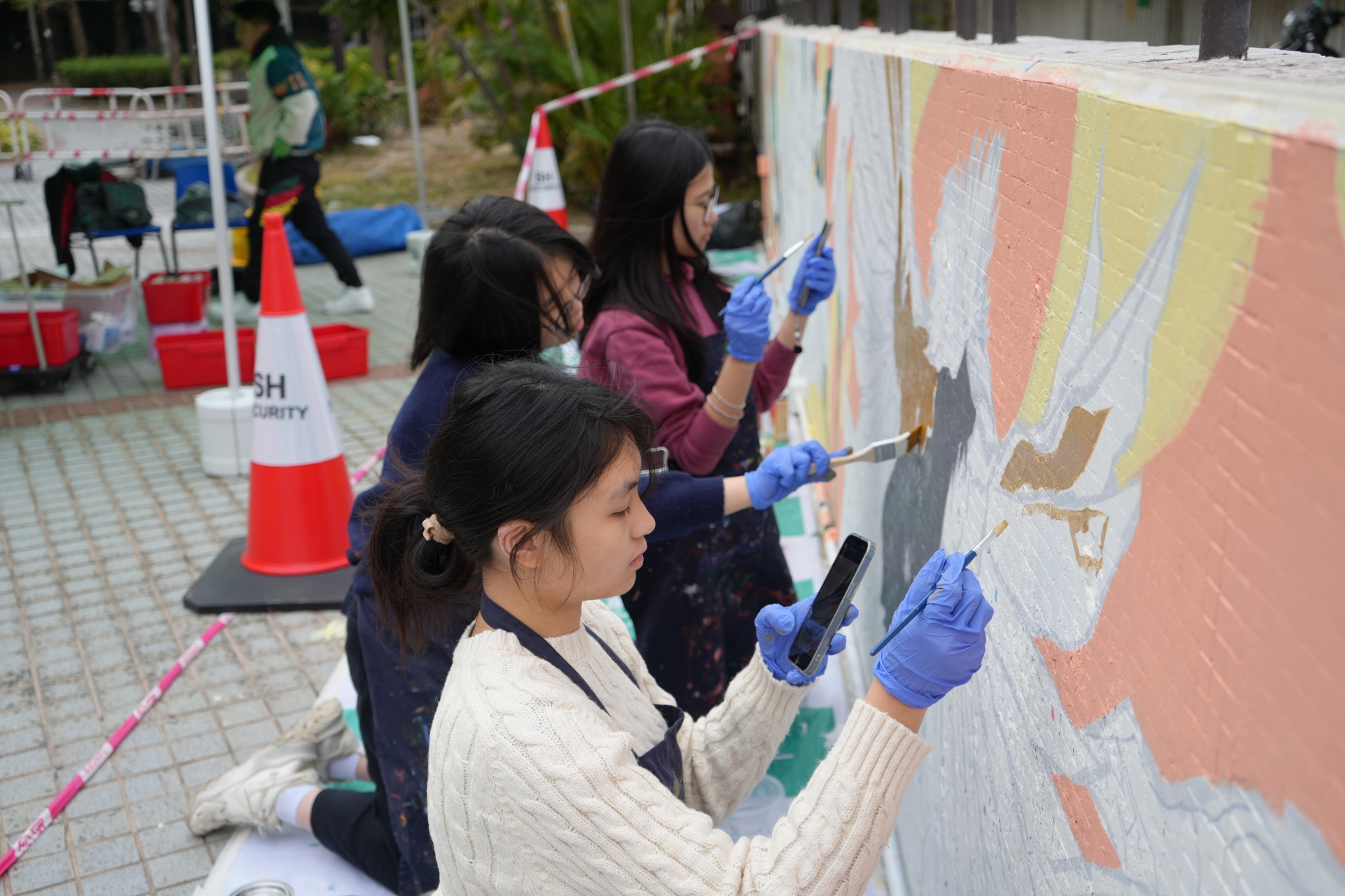 英基沙田學院的學生將TAXA的圖畫仔細地呈現出來。