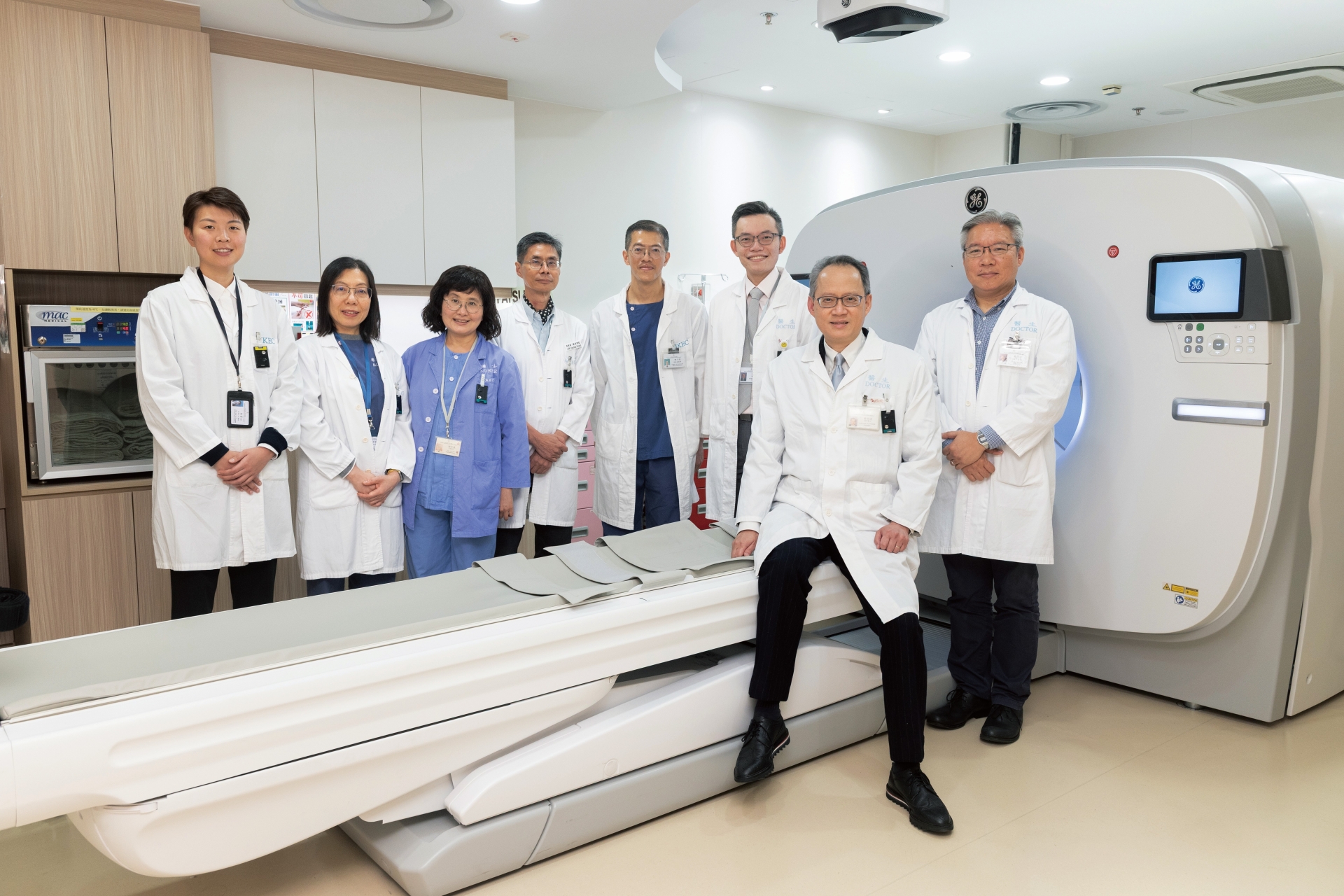 蔡柏達醫生（前）與核子醫學部的專業團隊。