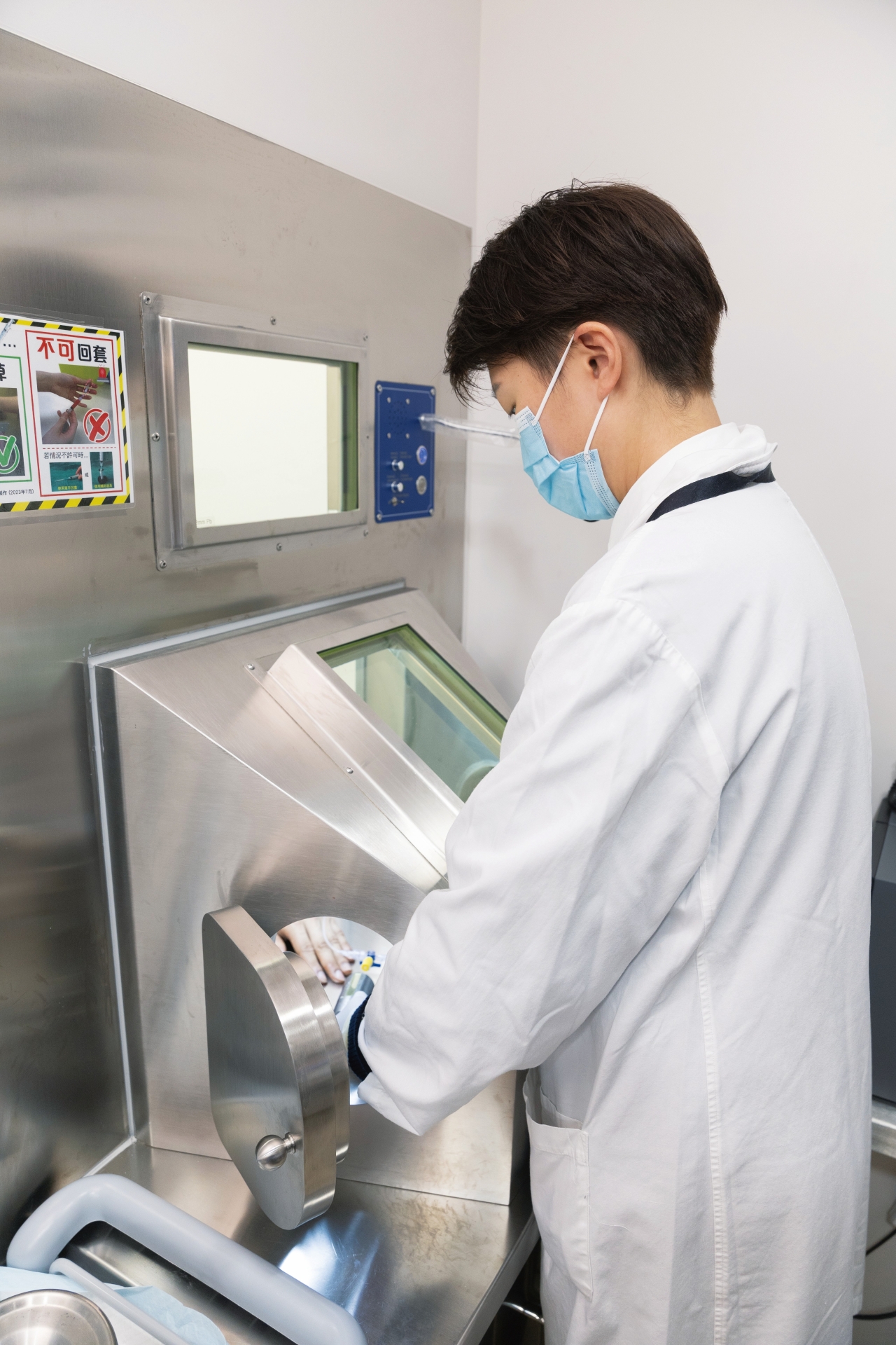 特別訂製的鉛隔板能有效阻隔輻射，讓醫護人員在注射過程透過含鉛玻璃窗觀察病人，以及以對講系統進行溝通。