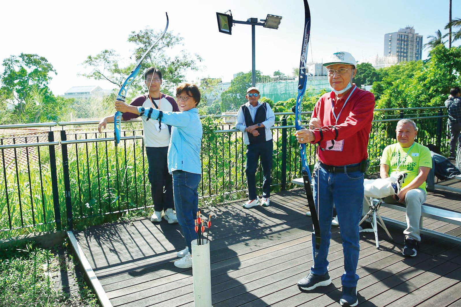 慢性阻塞性肺病病人參加戶外射箭班時，有醫護人員相伴在旁，令他們外出活動更安心。