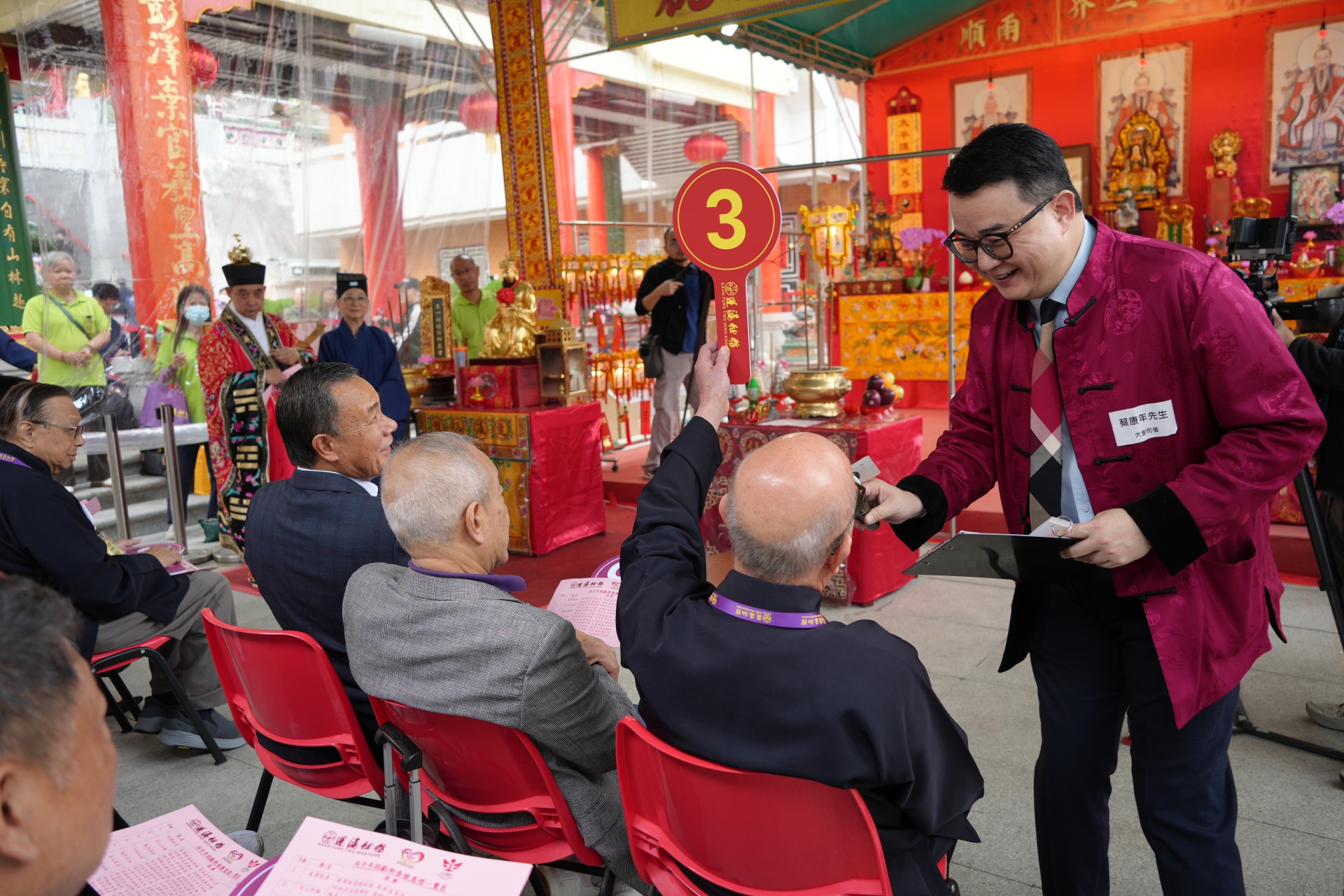 今年新春的勝意燈競投氣氛熱烈，善長為奪得心儀的勝意燈踴躍舉牌。