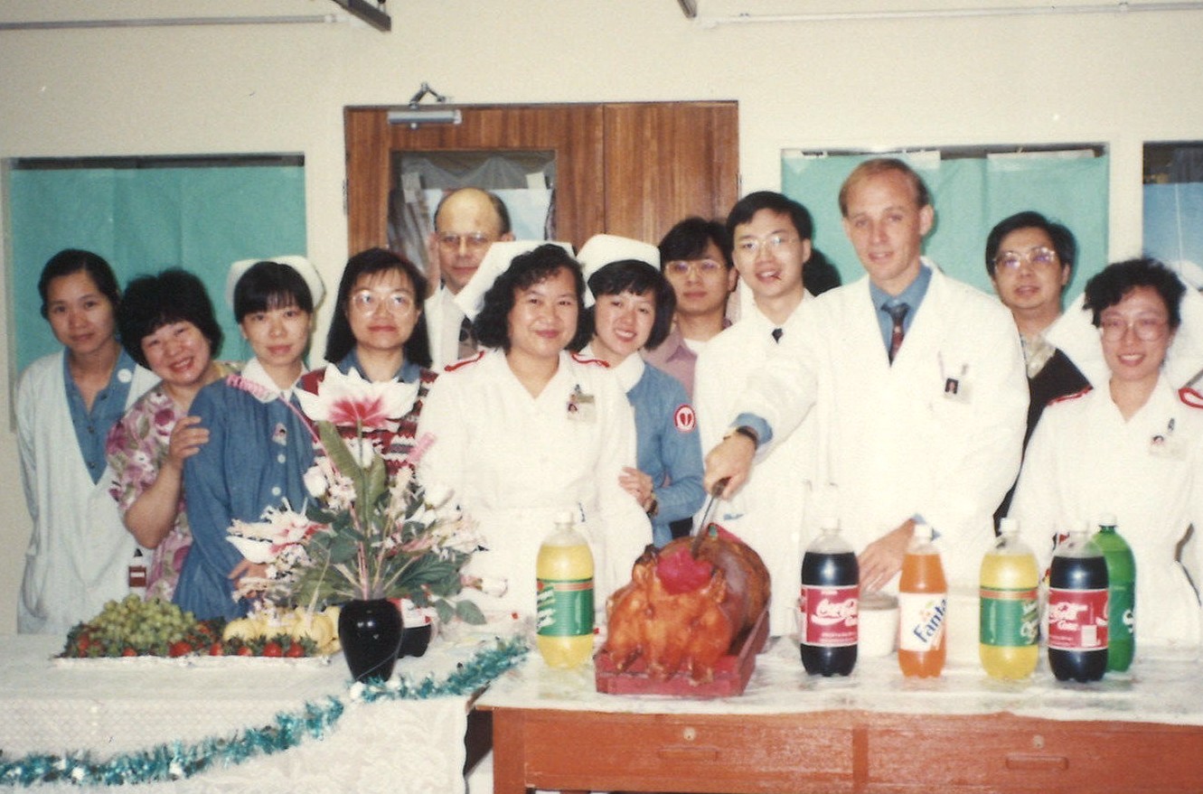 陳教授（右四）、時任臨床腫瘤學系系主任莊立信教授（右三）和同事一起在威爾斯親王醫院腫瘤科病房舉行慶祝會。