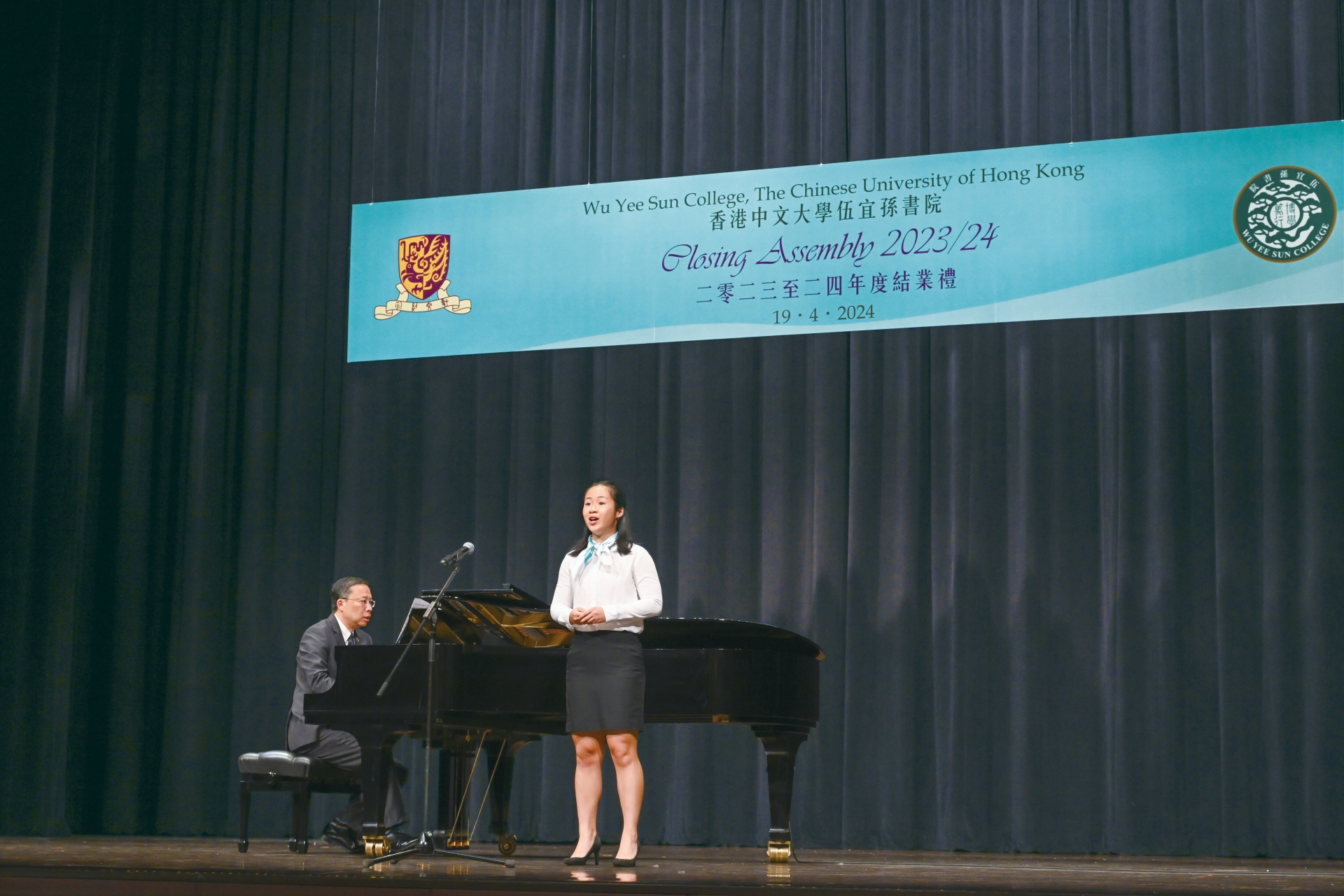 陳教授在香港中文大學伍宜孫書院結業禮上與藥劑學院學生一起表演。