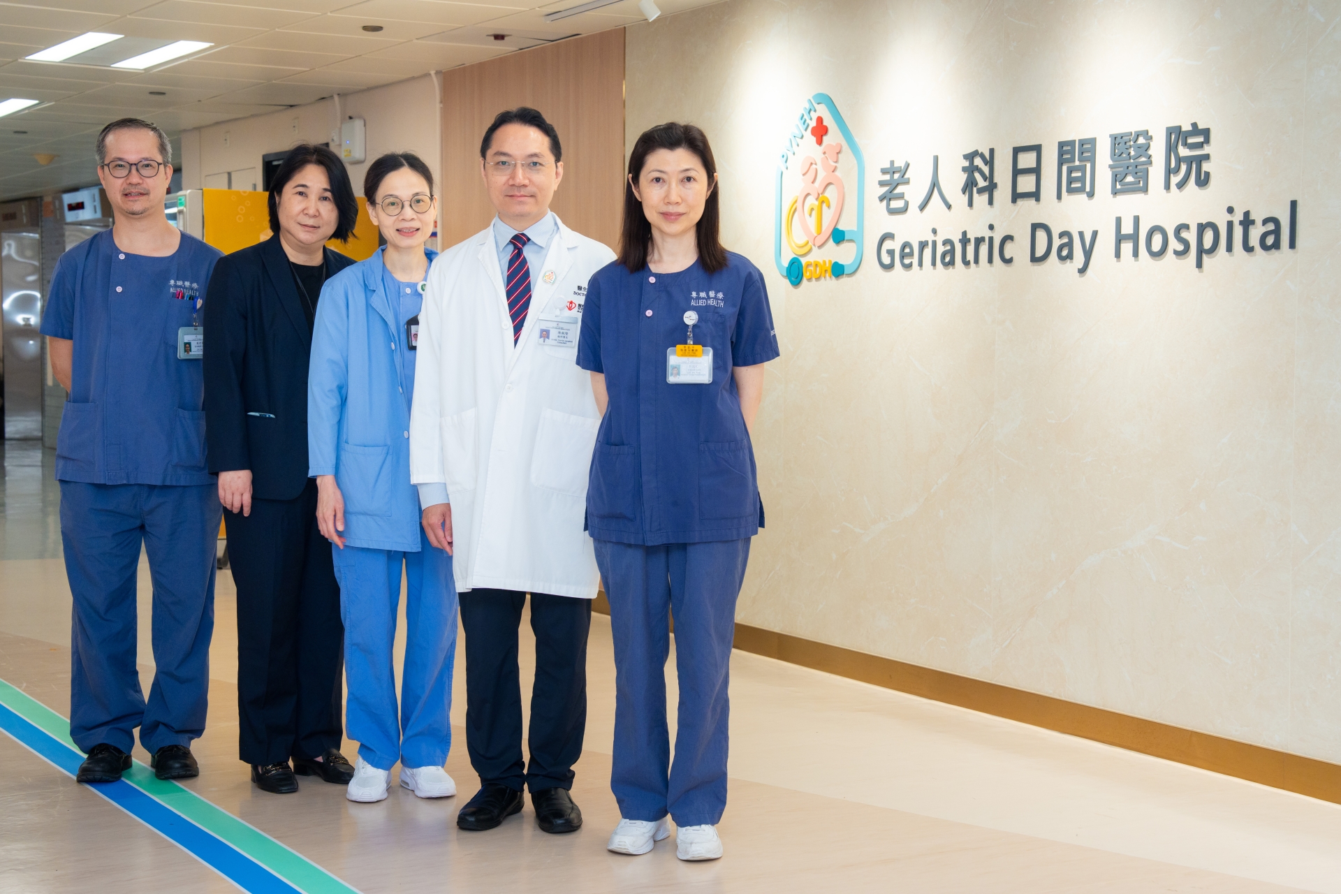 在陳銳堅醫生（右二）及其團隊的齊心協力下，老人科日間醫院於年初順利完成升級。