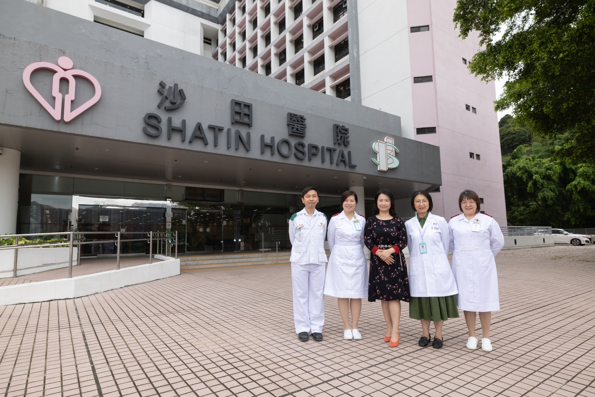 （左起）葉永滿、張淑宜、余海欣醫生、鄧穎思醫生和曾嘉慧共同見證沙田醫院的轉變。