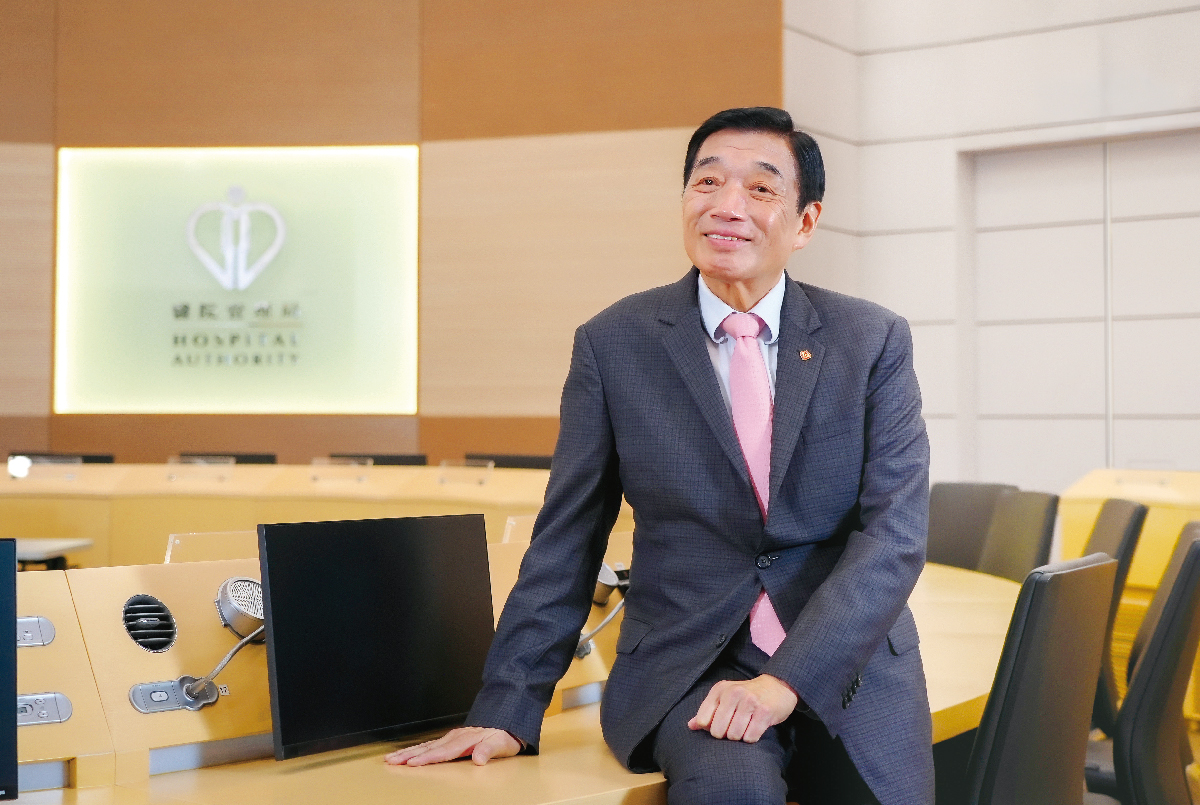范鴻齡表示,如撇除來港交流人員,截至4月底,醫生和護士的流失率分別是百分之4.7及5.5。醫管局將會繼續聘請人手,應付服務需求。