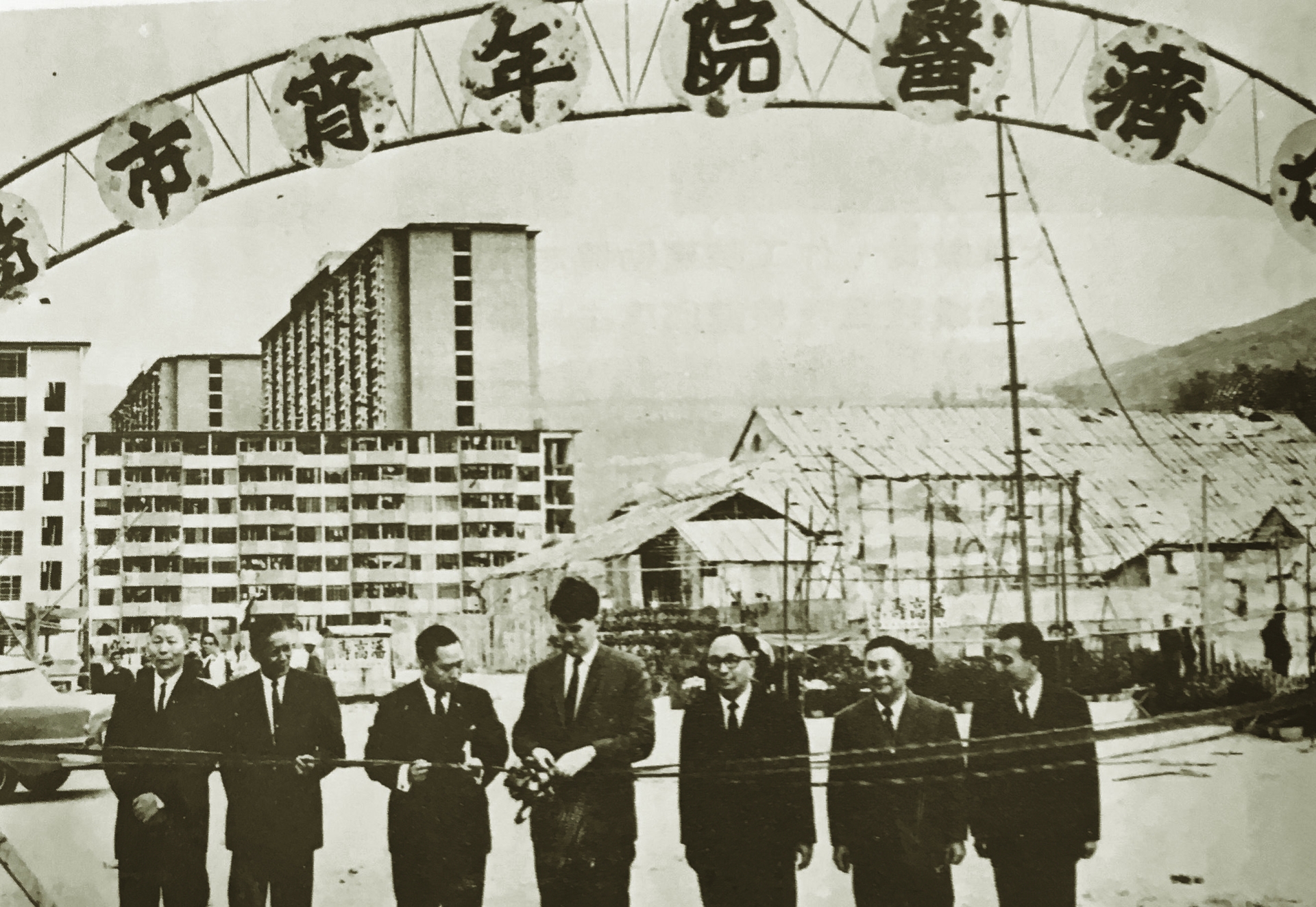 1966年舉辦荃灣首個慈善年宵市場。