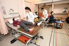 Patients do physiotherapy under the guidance of health care workers.