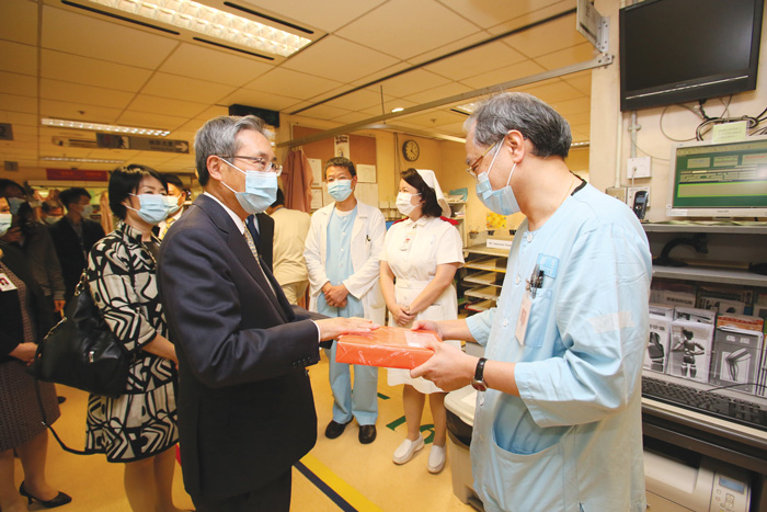 Professor John Leong (above) and P Y Leung (below) visited A&E departments over the Lunar New Year period to offer their thanks to frontline colleagues for maintaining high standards of patient care during the busy festival season.