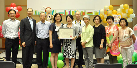 QE colleagues feel their efforts are all paid off when receiving the award at the certificate presentation ceremony hosted in Hong Kong Book Fair in July this year.