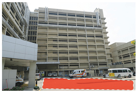 屯門醫院新手術室大樓在現時急症室對開的停車場空地（紅色範圍）。該院並計劃將主座大樓地面的急症室及放射科，延伸至新手術室大樓地面。