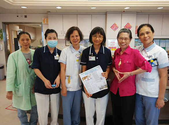 Chan Sau-lan (second from right) brought with the Indonesian-Chinese newspaper to visit the healthcarers at the hospital on the International Nurses Day.