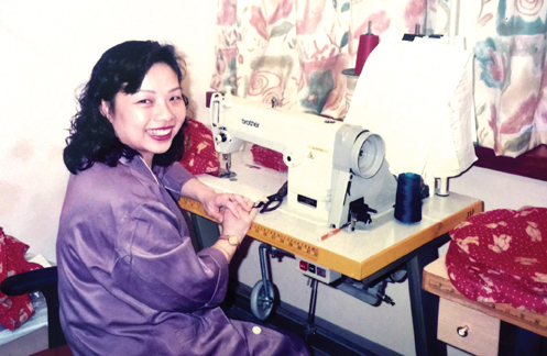 巧手的彩姐1998年在雅麗氏何妙齡那打素醫院兒科病房初建時，親手為小童縫製趣致圍裙。