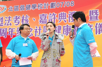 心肺復甦大使楊千嬅小姐向公眾推廣心肺復甦法,共建安全社區。