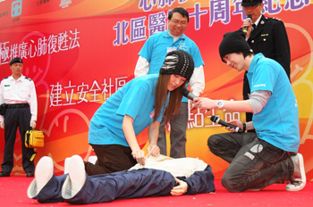 示範嘉賓洪卓立先生及蔣雅文小姐與消防處救護員,進行專業急救示範。