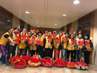 Volunteers distributing New Year gifts to patients atthe Prince of Wales Hospital during Chinese New Year, sharing festive joy with them