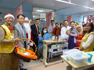 Volunteers of the Prince of Wales Hospital joining the hospital management in distributing Christmas cookies to patients