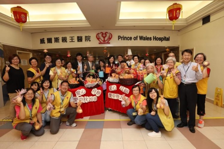 Group photo of Ms Ng, Dr Hung and volunteers