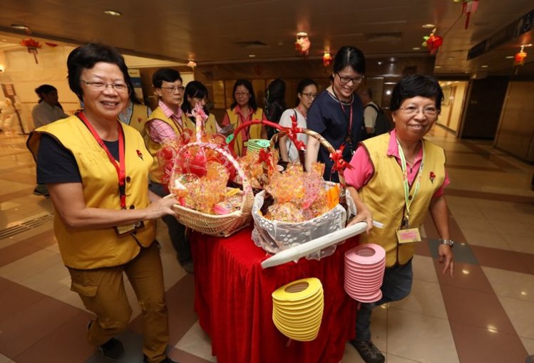 Volunteers distributed mooncakes to patients