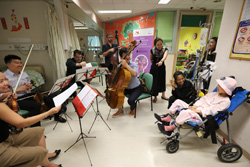 「港樂」室樂小組走進威爾斯親王醫院兒童癌症中心，為病童送上輕鬆音樂<br>