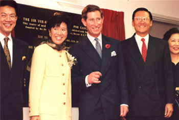 吳光正先生伉儷捐贈港幣1億2千萬元，於1994年成立「包玉剛爵士癌症中心及包黃秀英兒童癌症中心」。