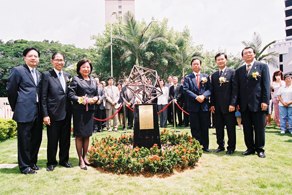 24 Jun 2004 - Community Salutes Healthcare Professionals - Unveiling Ceremony of Star of Life Sculpture