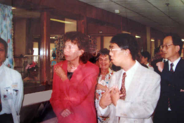 1996年9月12日 - 港督彭定康夫人探訪兒科病房